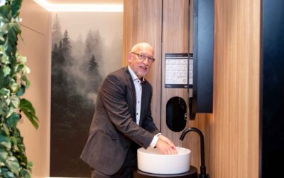 Toiletprofessor opent toilet van de toekomst bij total