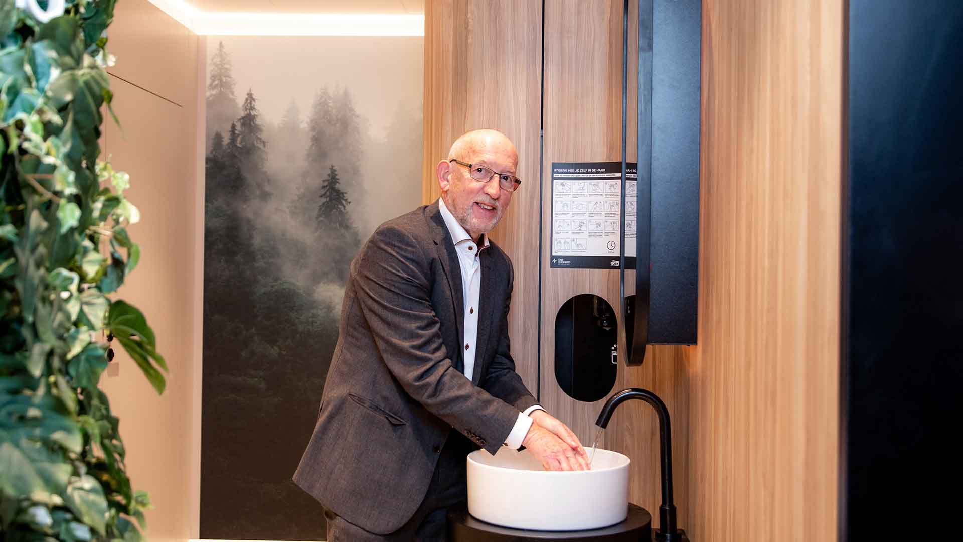 TOILETPROFESSOR-OPENT-TOILET-VAN-DE-TOEKOMST-BIJ-TOTAL